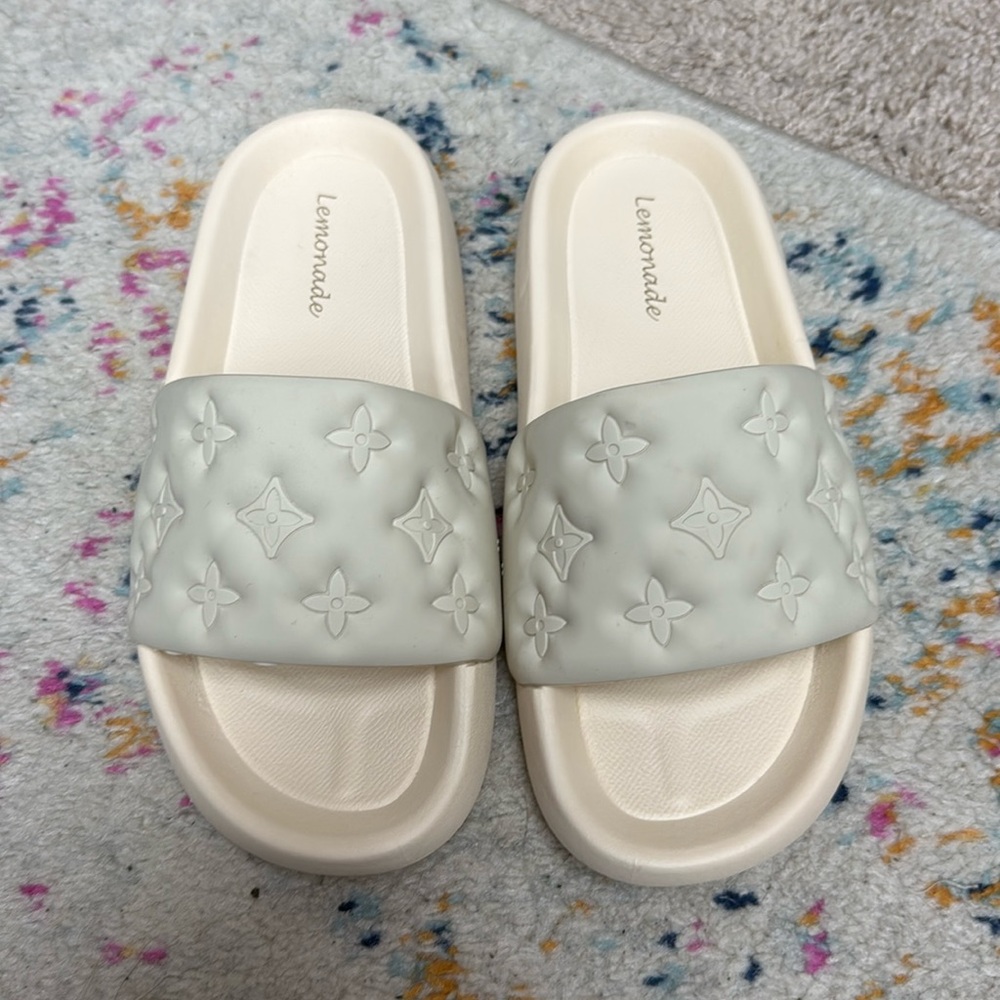 The Post Cloud Slides in Ivory- Size 8